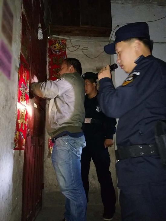 福泉市粗心妈妈误将幼女锁家中 